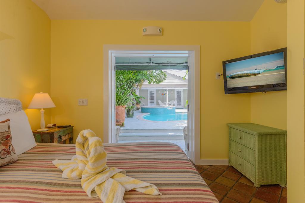 Studio mit Queensize-Bett und Poolblick