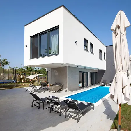 Villa Tiki In Medulin For 16 Person With Heated Pool & Sauna Only 1 Km From The Beach-3