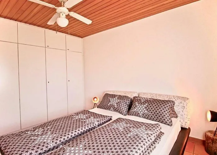 Hotel nahe College: Ferienwohnung mit Seeblick und Dachterrasse in Überlingen