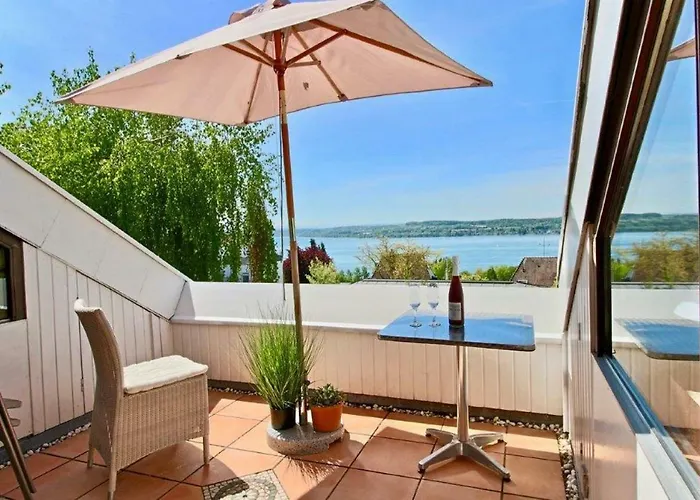 Hotel nahe College: Ferienwohnung mit Seeblick und Dachterrasse in Überlingen